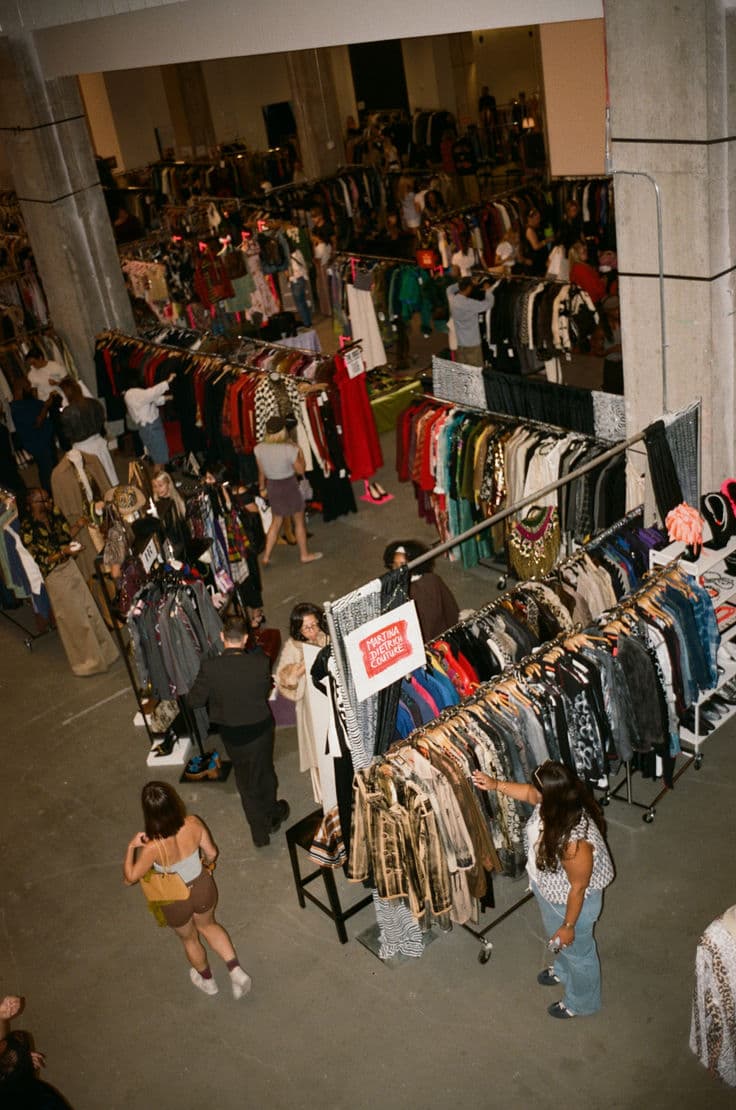 Vintage Pop-up-Markt mit Kleidungsständen und jungen Leuten
